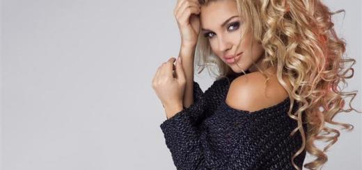 Portrait of beautiful smiling blonde woman with curly long hair.
